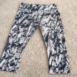 Lululemon Athletica SZ 8, grey/ tan multi athletic capris.